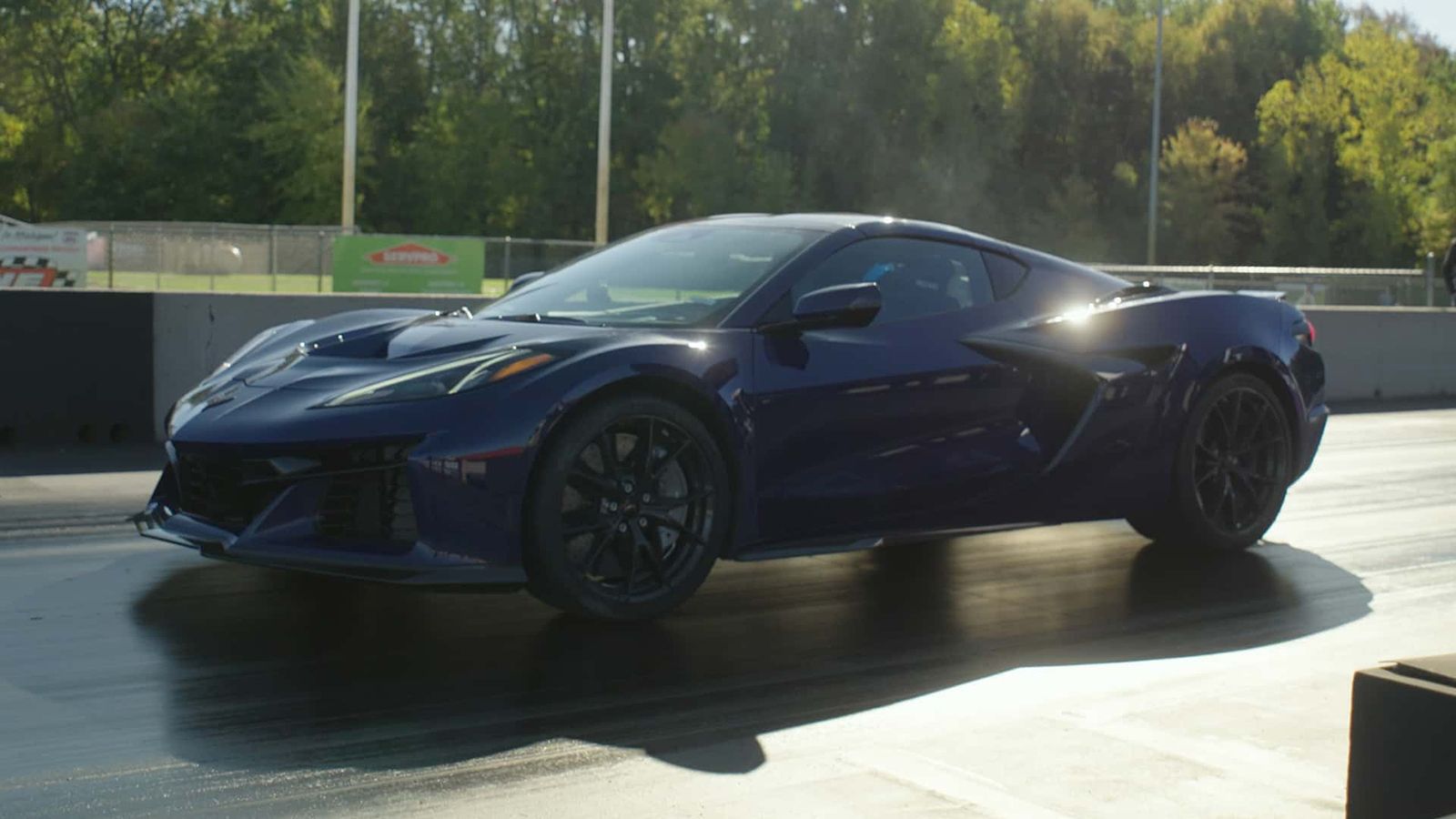 H Chevrolet, τον περασμένο Οκτώβριο έβαλε το supercar να καλύψει σπριντ 400 μέτρων (1/4 μιλίου) και χρειάστηκε μόλις 8,675 δευτερόλεπτα. 